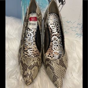 ✨Sam Edelman heels pumps size 7.5 in grey Python snakeskin print .